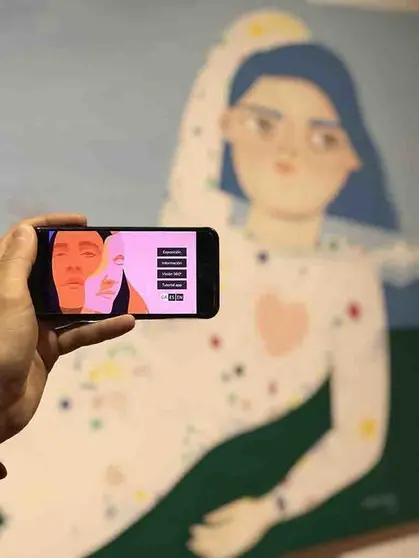 A aplicación é unha completa guía interactiva que enriquece o percorrido pola exposición, tanto se se visita na Sede de Afundación de Santiago coma se se accede on line a través dun percorrido virtual 360º.