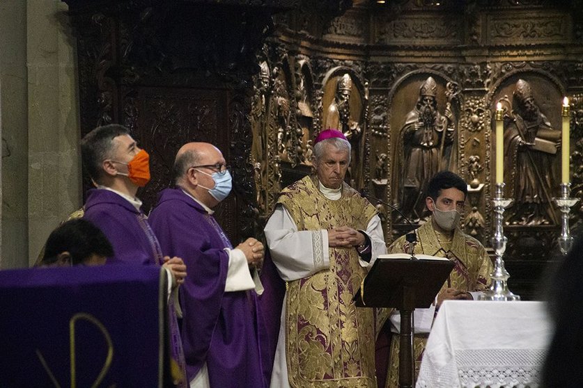 El obispo de Tui-Vigo, Luis Quinteiro Fiuza, preside la Eucaristía de Difuntos en la Catedral de Tui. ARCHIVO. 