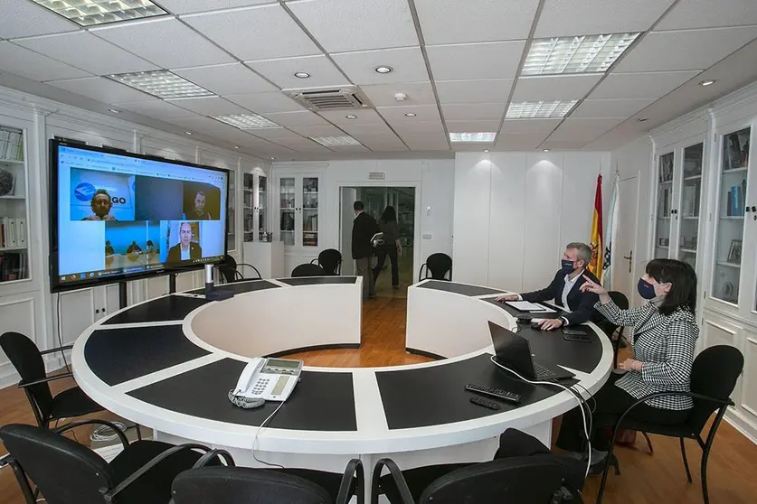 El vicepresidente primero, Alfonso Rueda, la conselleira de Empleo e Igualdad, María Jesús Lorenzana, y el conselleiro de Sanidad, Julio García Comesaña, se reunieron esta mañana con representantes del Clúster Turismo de Galicia y del sector de la hostelería y de la restauración.