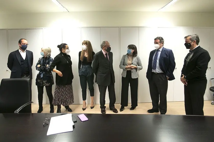 A conselleira de Emprego e Igualdade, María Jesús Lorenzana, reuniuse hoxe en Santiago de Compostela con representantes da Asociación Galega da Empresa Familiar (AGEF).