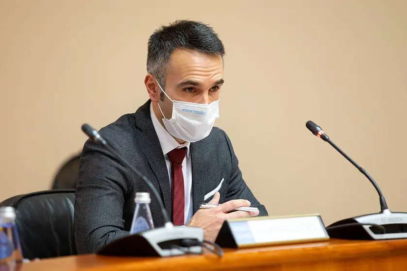 El director del Igape, Fernando Guldrís, compareció esta tarde en la Comisión 3ª del Parlamento gallego para explicar las principales líneas del presupuesto del próximo año.