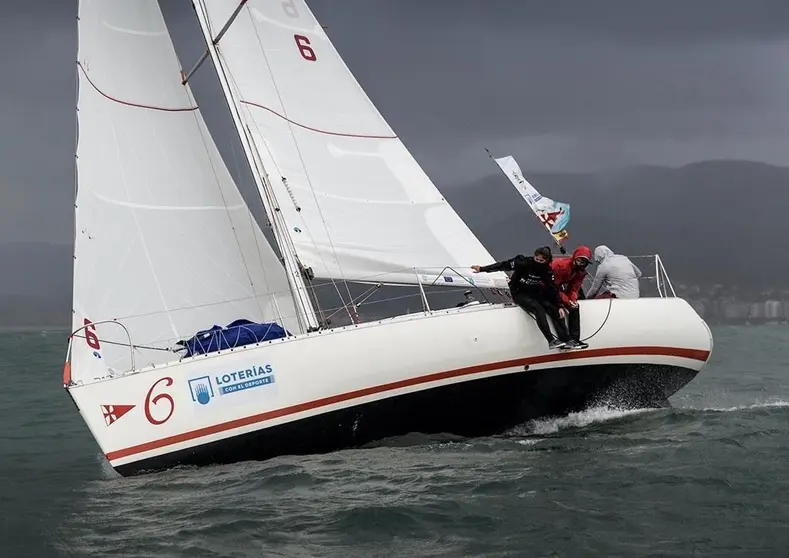 •	Los equipos aprovechan la jornada para tomar contacto con los Figaro, monotipos con los que se realizarán las regatas.
