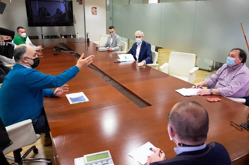 El vicepresidente económico y conselleiro de Economía, Empresa e Innovación, Francisco Conde, mantuvo un encuentro con el comité de empresa para evaluar la situación que atraviesa el astillero.