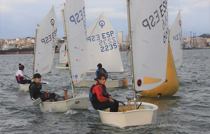 En el centro de la imagen el número 1 del ranking gallego Martín Mijares ESP2235 del Nautico de La Coruña.