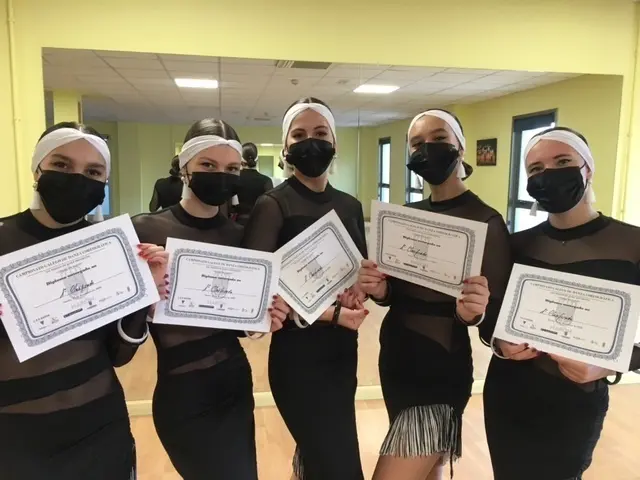 Dentro do Club Baila-Mos, que adestra a mosense bailarina campioa internacional Patricia Martínez, inclúese o grupo As Meninas, formado por Sara Requejo, Ainara Rodríguez, Eva Calvar, Elena Gamallo e Noa Pintos.