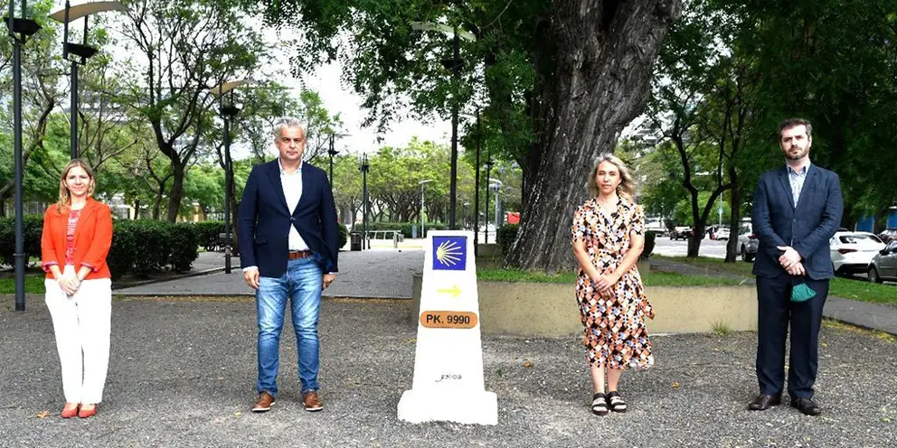 A Secretaría Xeral da Emigración impulsou, xunto a Delegación da Xunta en Arxentina, a doazón deste elemento que se atopa instalado no barrio de Puerto Madero co obxectivo de que sexa un punto de encontro das peregrinacións.