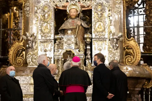 En su visita a la catedral, en la que el arzobispo estuvo acompañado por el presidente de la Xunta, Alberto Núñez Feijóo; el delegado del Gobierno, Javier Losada; el presidente del Parlamento, Miguel Santalices; y el alcalde de Santiago, Xosé Sánchez Bugallo.