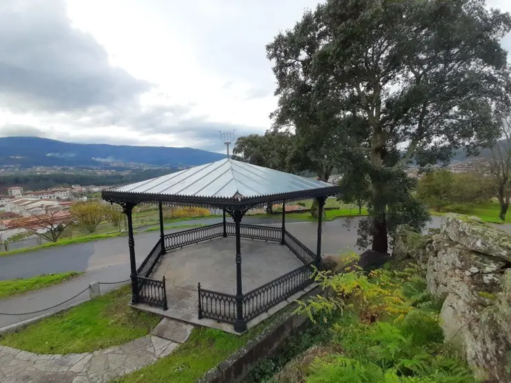 Palco de san Bieito, , no entorno da igrexa de Santa María de Arbo.