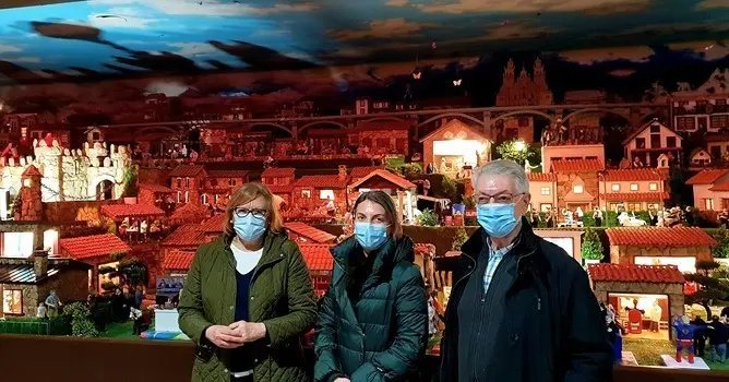 A delegada territorial percorre esta cita de Interese Tur&iacute;stico de Galicia na s&uacute;as vodas de prata co alcalde, Jos&eacute; Mar&iacute;a Bello, e a presidenta da Asociaci&oacute;n Cultural Bel&eacute;n de Valga, Mar&iacute;a del Carmen Casti&ntilde;eiras.