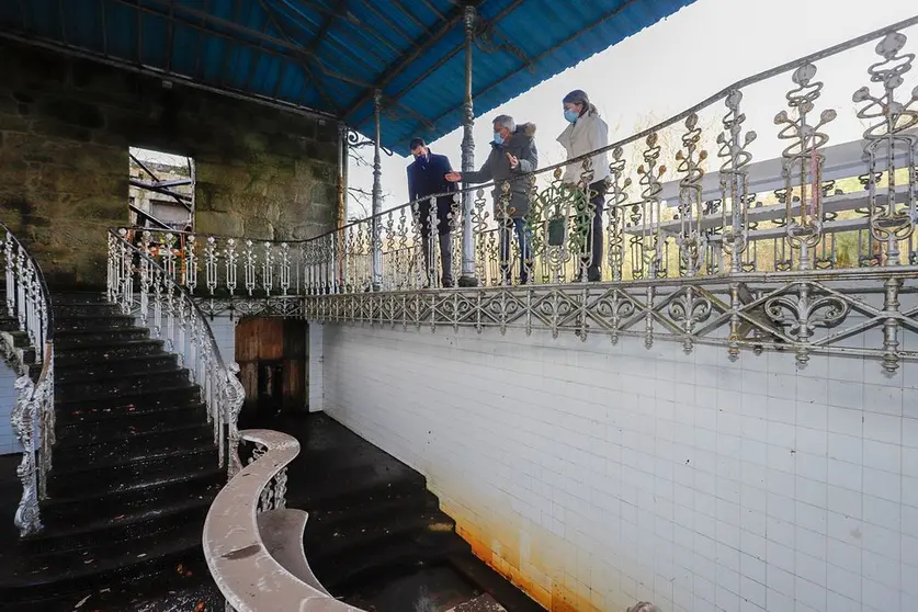 El conselleiro de Cultura, Román Rodríguez, y el alcalde, José Antonio Lorenzo, visitaron este bien catalogado, obra del arquitecto gallego Antonio Palacios. ARCHIVO.