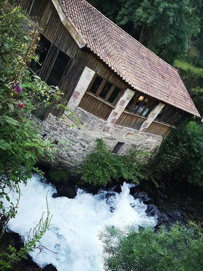 O Muiño, esta situado o carón da Ponte Románica de San Xoan  un dos lugares máis emblemáticos de Arbo.
