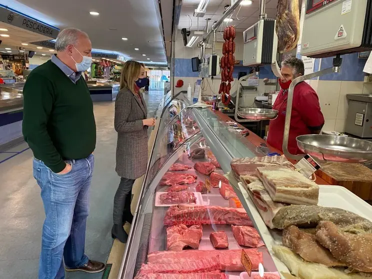 La delegada territorial de la Xunta de Galicia en Vigo, Marta Fernández-Tapias, y el gerente de la Asociación de la Federación de Mercados de la Comarca de Vigo, Edelmiro Hermida.