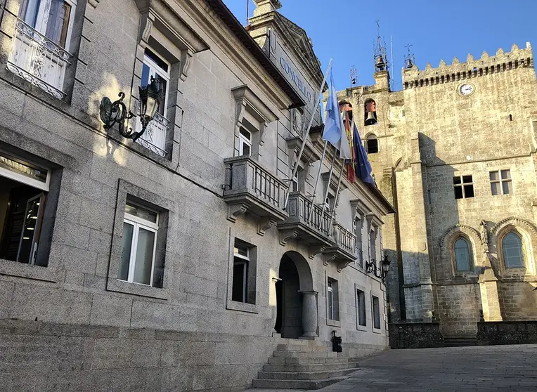 Casa do Concello tudense e Catedral ao fondo. 