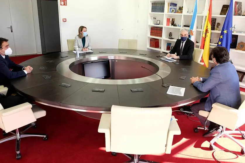 El vicepresidente econ&oacute;mico y conselleiro de Econom&iacute;a, Empresa e Innovaci&oacute;n, Francisco Conde, mantuvo hoy un encuentro con el presidente de la Autoridad Portuaria, Mart&iacute;n Fern&aacute;ndez Prado, y el director de la misma, Juan Diego P&eacute;rez.