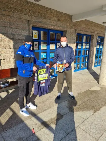 Yago Martínez, con el concejal porriñés de Deportes, David Alonso.