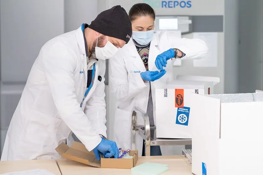 Imaxes da chegada das 500 primeiras doses da vacina á nave central, Santiago de Compostela, 27/12/20. ARQUIVO.