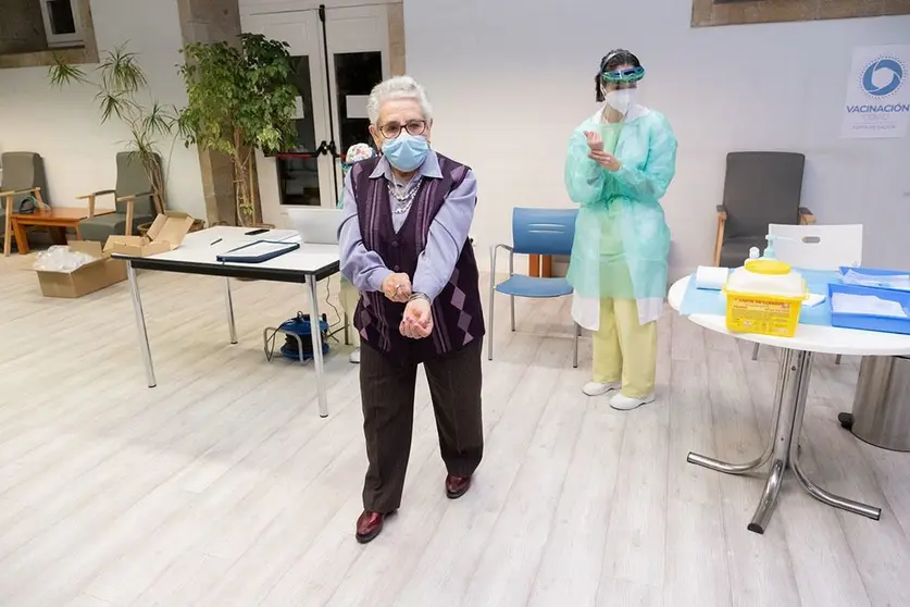 Nieves Cabo Vidal recibe la segunda dosis de la vacuna covid-19 que se está administrando en la residencia de ancianos Porta do Camiño en Santiago de Compostela. ARCHIVO.
