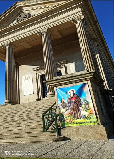 En la imposibilidad de acoger la colectiva bendición de las mascotas el párroco ha decidido suplir de alguna manera el disgusto de los numerosos amantes de los animales que en esa fecha se acercaban hasta el atrio de La Soledad a dar gracias y bendecir a sus mascotas.