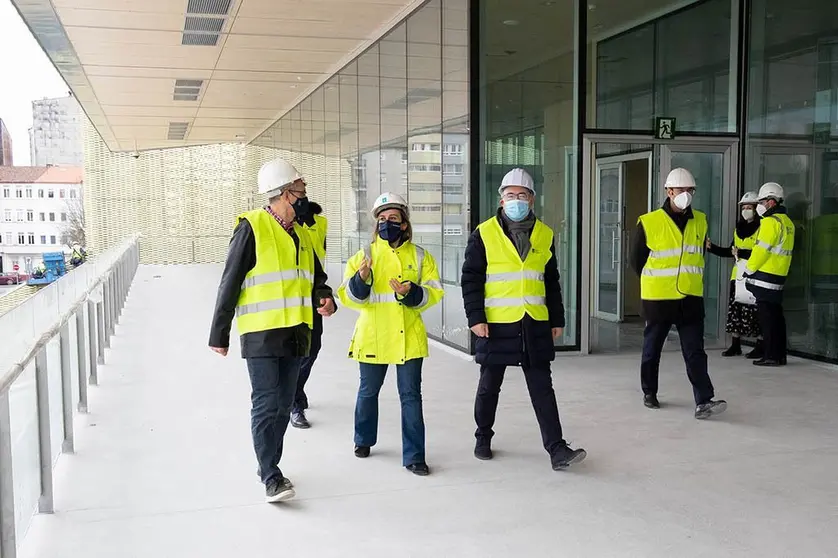 La conselleira de Infraestructuras y Movilidad, con el alcalde de Santiago, Xosé Sánchez Bugallo, supervisó hoy las obras de la pasarela y de la noticia terminal de autobuses de la estación intermodal, que están prácticamente finalizadas.