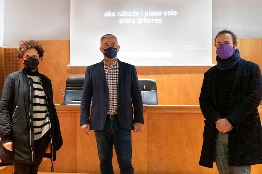 O secretario xeral de Política Lingüística, Valentín García, e o pianista e compositor Abe Rábade presentan en rolda de prensa o proxecto audiovisual 'Piano solo entre árbores', beneficiario do Fondo de Proxectos Culturais do Xacobeo 2021. 