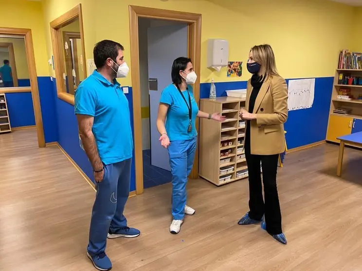 En una visita a la escuela infantil Lúa la delegada territorial señaló que la Xunta destina a la financiación de esta medida en la ciudad 4,6 millones de euros en este 2021.