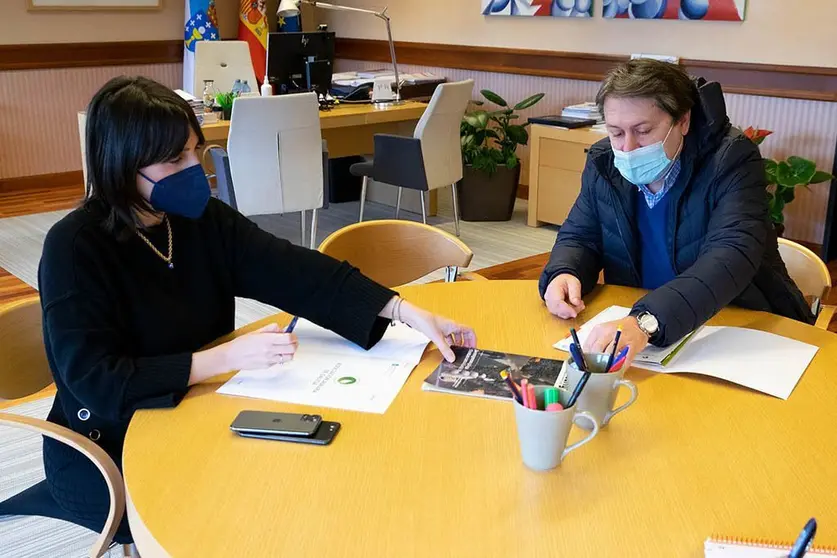 La conselleira de Empleo e Igualdad, María Jesús Lorenzana, mantuvo en Santiago de Compostela una reunión con representantes de la Asociación Agraria de Galicia (Asaga).