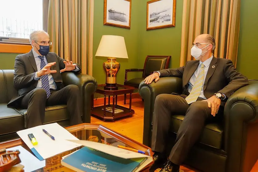 El vicepresidente económico y conselleiro de Economía, Empresa e Innovación, Francisco Conde, mantuvo hoy un encuentro con el presidente de la Autoridad Portuaria, Jesús Vázquez Almuiña.