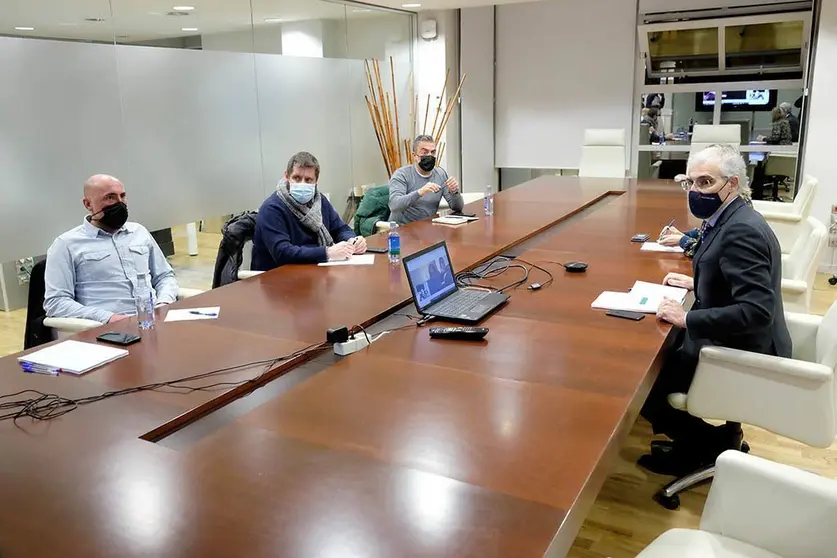  O vicepresidente segundo e conselleiro de Economía, Empresa e Innovación, Francisco Conde, reuniuse con representantes do comité de empresa da planta de Siemens nas Somozas. 