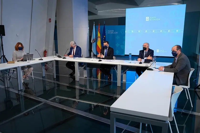 El conselleiro informó a la Junta Autonómica de Directores, a las organizaciones sindicales, a los representantes de las anpas y a los rectores de los últimos acuerdos del Comité Clínico.