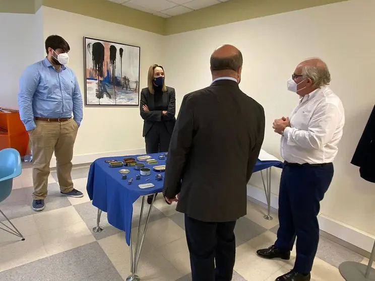 La delegada territorial en Vigo conoce de primera mano el proyecto de un nuevo sistema de envasado de conservas que el Gobierno gallego apoya con 271.000 euros.