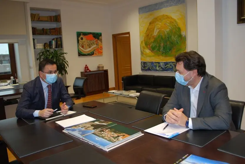 El conselleiro del Medio Rural y el secretario general de la Emigración mantuvieron una reunión con el fin de concretar estos nichos de empleabilidad para los emigrantes retornados, pensando también en el relevo generacional de las explotaciones.