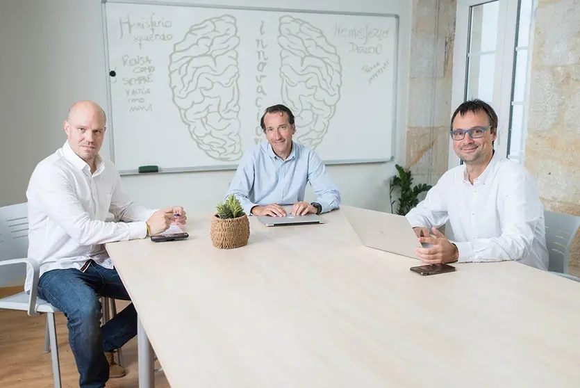 O equipo liderado por David Conde deseñou unha tecnoloxía baseada na intelixencia artificial que emprega algoritmos de procesamento de linguaxe natural para identificar emocións en textos e mensaxes e usa modelos de machine learning para interpretar as complexas relacións que existen entre os mercados e estas fontes de información alternativa".