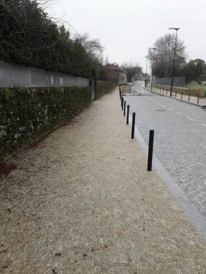 Com esta obra está a ser melhorada a acessibilidade e mobilidade rodoviária e pedonal na zona ribeirinha da vila de Arcos de Valdevez.  