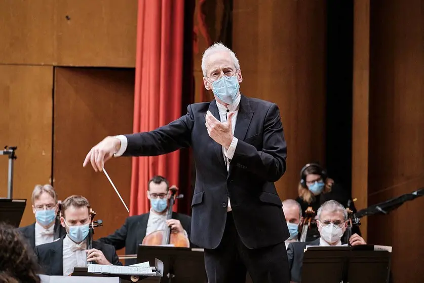 Ambas obras fueron grabadas el pasado mes de julio en el Auditorio de Galicia, bajo la batuta del director titular y artístico de la agrupación, el maestro Paul Daniel. 