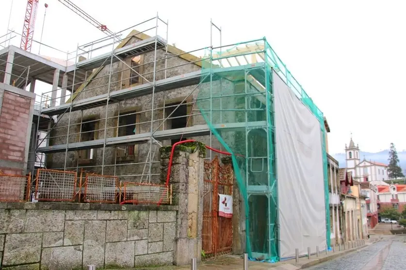 Reconstrução de edifício com 5 apartamentos decorre a bom ritmo.