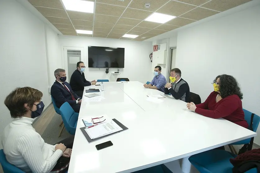 El vicepresidente primero y conselleiro de Presidencia, Xustiza e Turismo, Alfonso Rueda, acompañado de la directora de Turismo de Galicia, Nava Castro, se reúne con representantes de la Asociación Profesional de Guías de Turismo de Galicia.