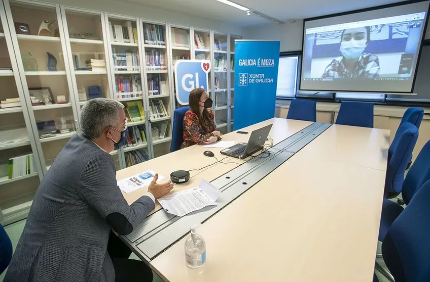 O secretario xeral de Política Lingüística, Valentín García, e a directora xeral de Xuventude, Participación e Voluntariado, Cristina Pichel, reúnese por videoconferencia coa presentadora do Dígocho eu, Esher Estévez, con motivo da convocatoria do certame Lingua de namorar.