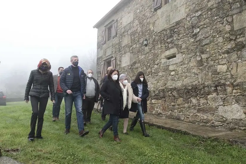 El vicepresidente primero de la Xunta, Alfonso Rueda visitó hoy la visita a la casa rural “A avoa María”, en Campo Lameiro, uno de los negocios beneficiarios el año pasado de esta línea de ayudas.