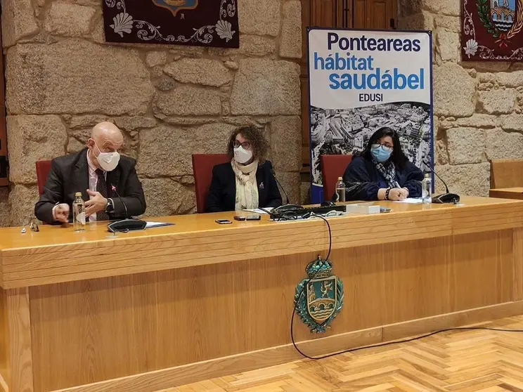 O secretario xeral do Eixo Atlántico, Vázquez Mao, e as autoridades municipais. 