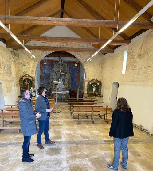 Las principales actuaciones que contempla este proyecto de recuperación pasan por actuar sobre los revestimientos, a través del picado y posterior revestimiento con pintura al silicato para corregir los problemas de humedades en el exterior.