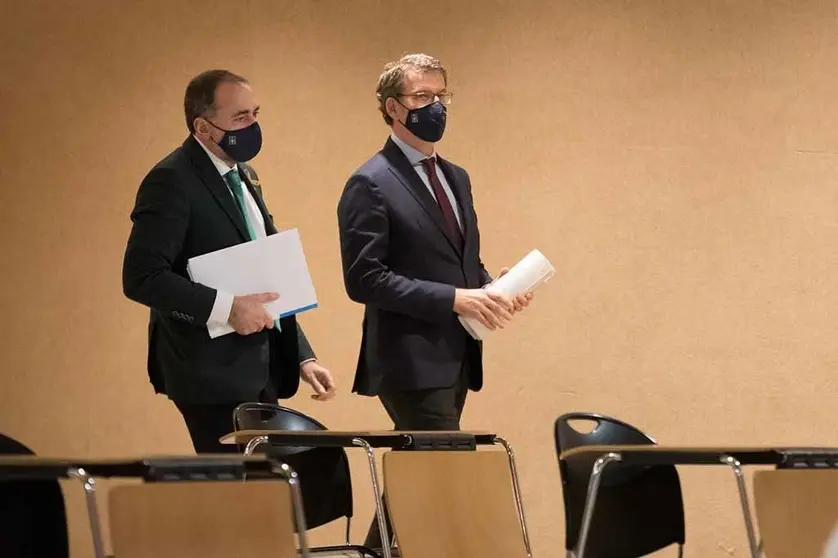 Alberto Núñez Feijóo acompañado del conselleiro de Sanidad, Julio García Comesaña. 