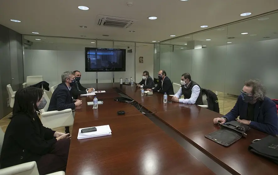 El vicepresidente primero de la Xunta, Alfonso Rueda; la conselleira de Empleo e Igualdad, María Jesús Lorenzana; y el conselleiro de Sanidade, Julio García Comesaña, se reunieron hoy con representantes de asociaciones de hostelería y de la restauración.