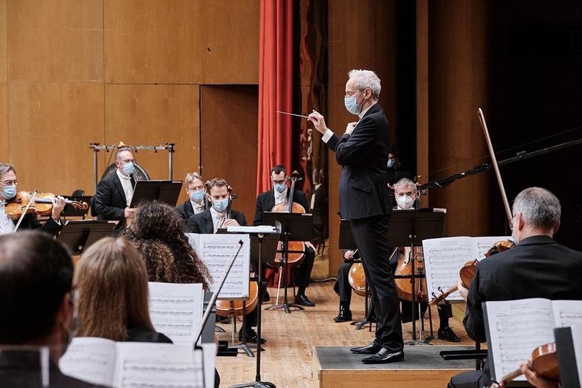 La emisión incluye además el Concierto para violín en re de Jean Sibelius, interpretado por el violinista Matthieu Arama, con la Real Filharmonía de Galicia dirigida por su director titular y artístico, Paul Daniel; celebrado el 16 de noviembre de 2020 en el Auditorio de Galicia.