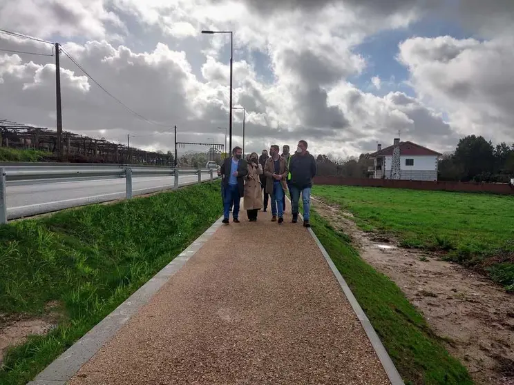 La conselleira de Infraestructuras y Movilidad supervisó el final del itinerario de algo más de 700 metros en el lugar de San Caetano, que se enmarca en el Plan de sendas en la comarca de Pontevedra. ARCHIVO.