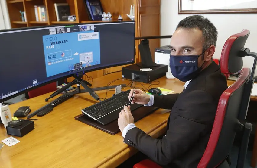 El director del Igape, Fernando Guldrís, participó hoy en un encuentro digital que contó con intervenciones de representantes de entidades comerciales norteamericanas y de Abanca USA.