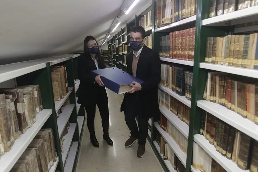 O delegado territorial da Xunta en Pontevedra, Luis López, visita as instalacións coa directora da biblioteca, Alejandra Mosquera, e anuncia que esta mellora quedará rematada a finais do mes de marzo.