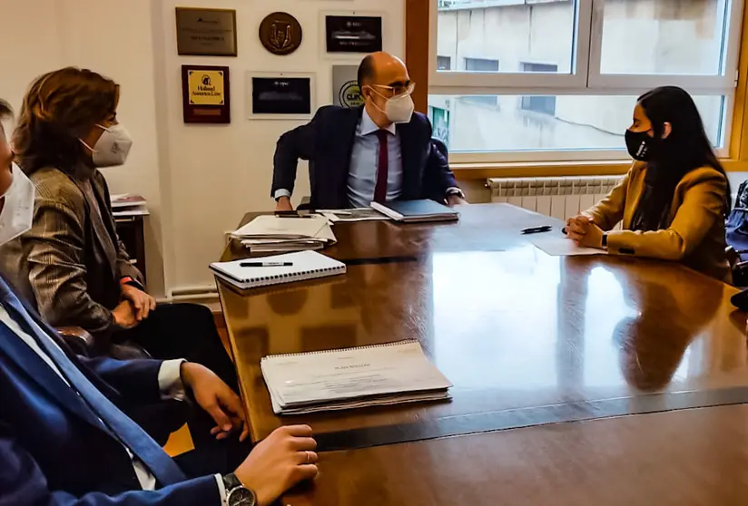 Patricia García y Jesús Almuíña, durante la visita. 