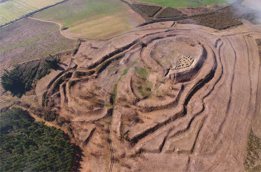Castromaior se sitúa en una suave loma que permite una vista panorámica del margen derecho del río Miño, pero al no ser un terreno abrupto tuvieron que construirse múltiples elementos defensivos que le dan el carácter singular a este asentamiento.


