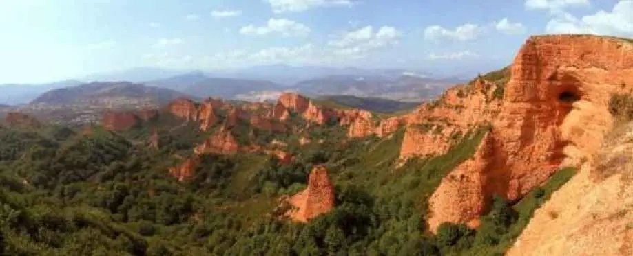 Los investigadores estudian las minas de oro de la Hispania romana, entre ellas Las Médulas (León). / Avraria.