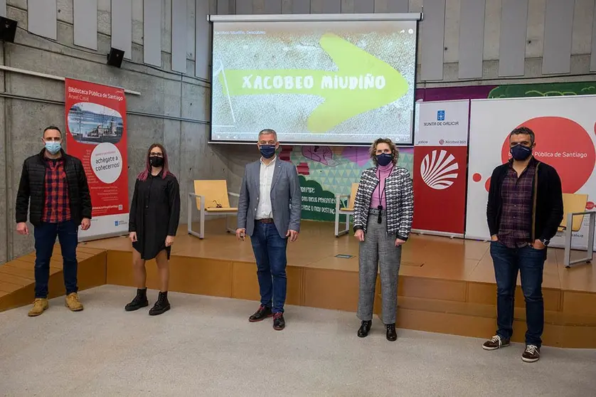 O secretario xeral de Política Lingüística, Valentín García, e a responsable de Seispés Producións, Xiana Lastra, presentan esta iniciativa do Fondo Xacobeo 2021.